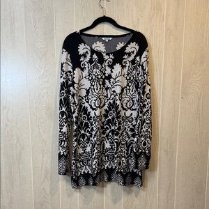Elegant Black and Cream Patterned Women's Sweater Tunic
